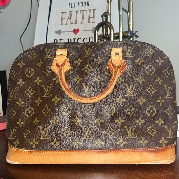 Louis Vuitton Vintage Monogram Canvas, ALMA Shoulder Bag - Picture 4 of 13